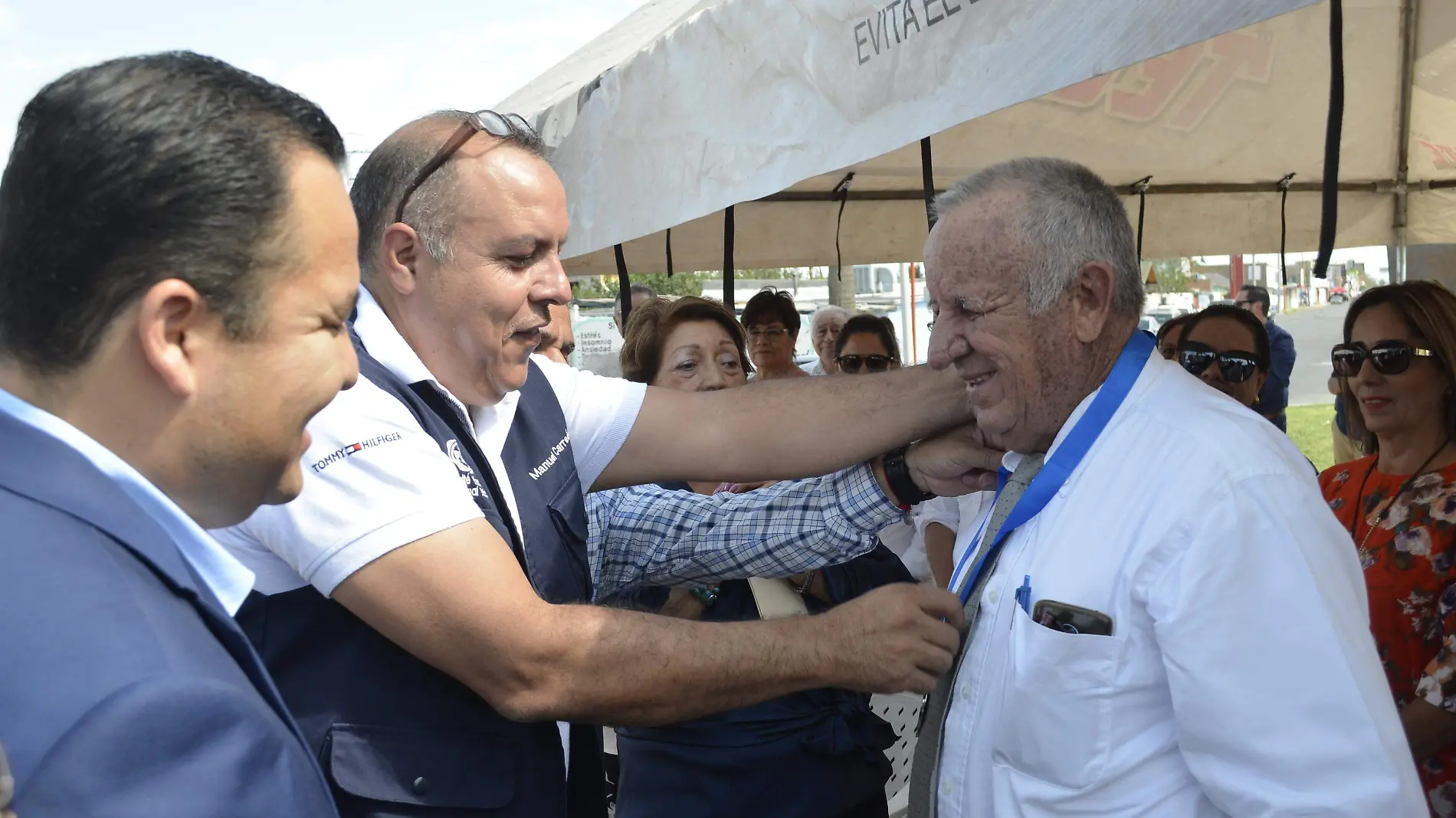 Lacho recibiendo la Medalla al Mérito Panista